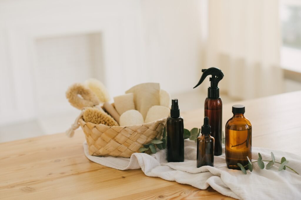 Ekologiskt rengöringskit med glasflaskor och naturliga ingredienser