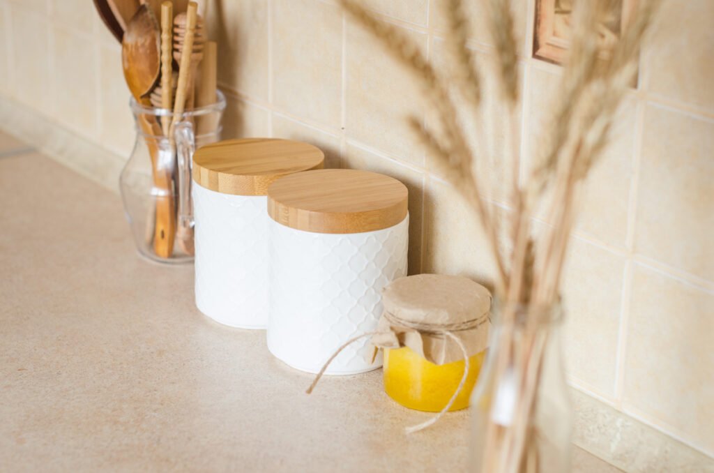 Plastfritt kök med återanvändbara burkar och naturliga material