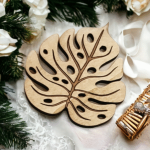 Trä grytunderlägg i Monstera-form – Handgjord & dekorativ