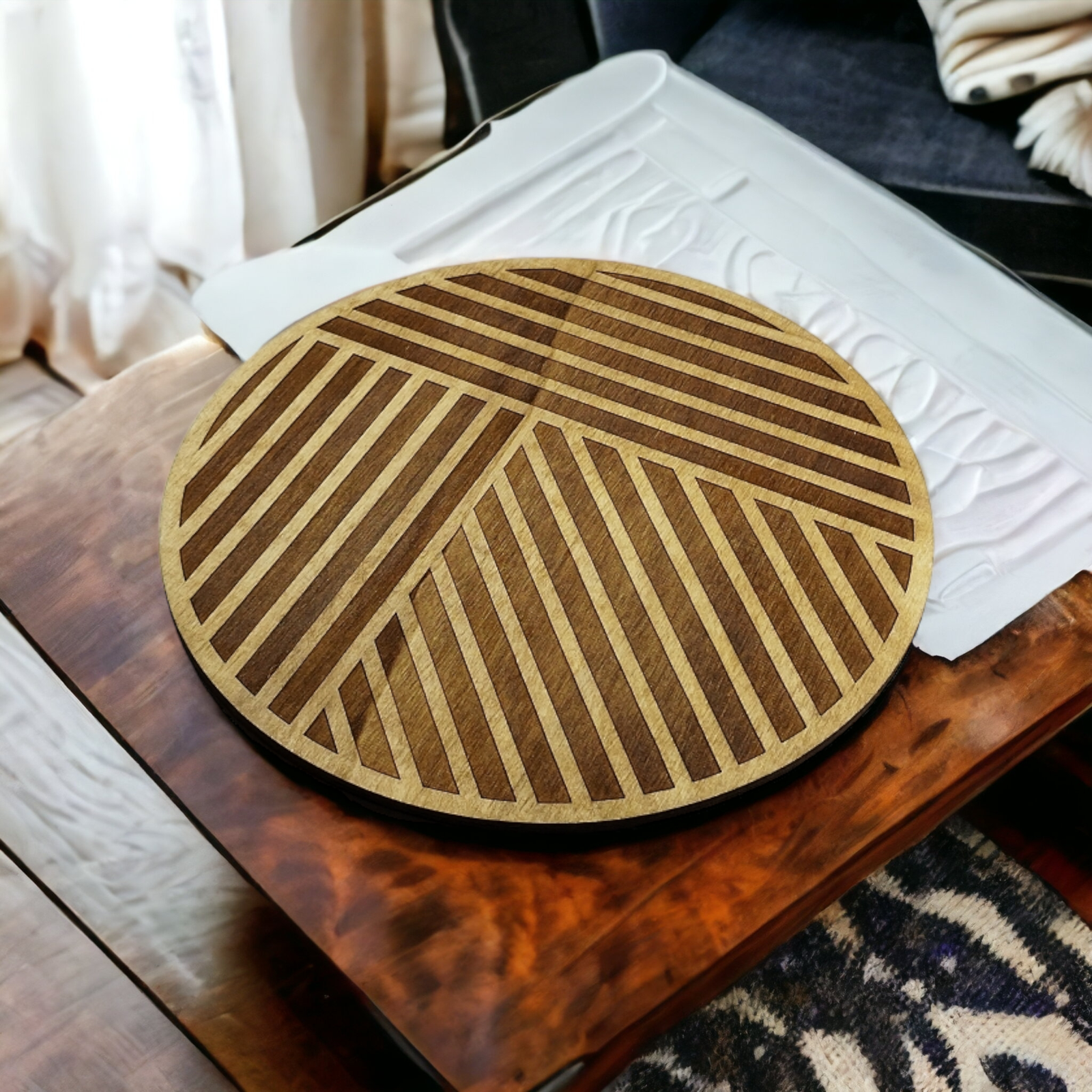 Trä grytunderlägg med geometriska linjer – Handgjord - Image 3