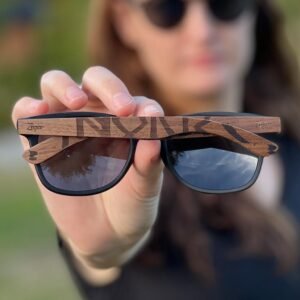 Dekorerade träsolglasögon med vikingarunor från Eyewood