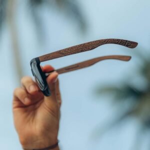 Handgjorda solglasögon i trä med mandalamönster från Eyewood