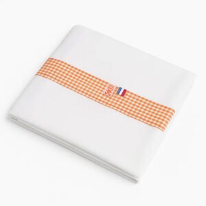 Baby ligger på vitt ekologiskt lakan med orange kantband